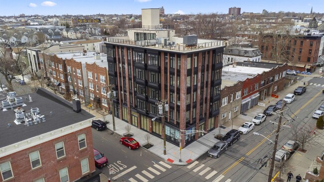 Building Photo - 197 Pine St