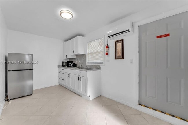Building Photo - 820 SW 12th Ct