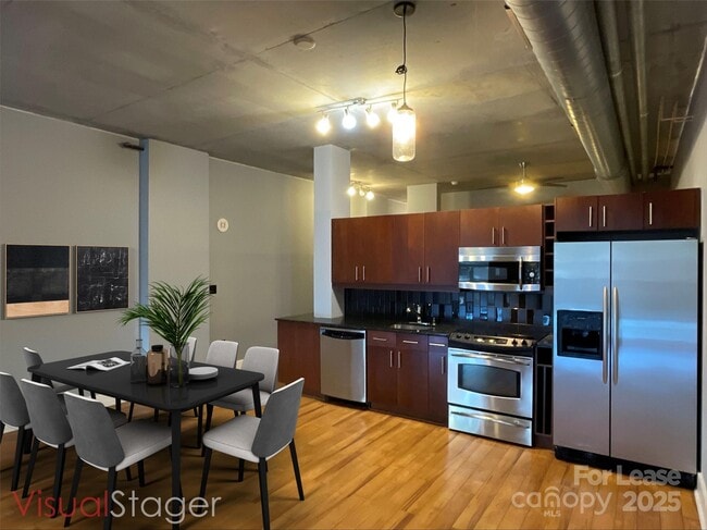 Building Photo - 505 E 6th St