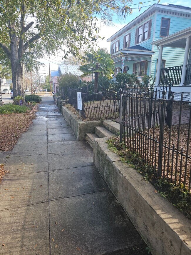 Building Photo - Historic Charm combined with Modern convenience 3 bedroom 2.5 bath spacious home