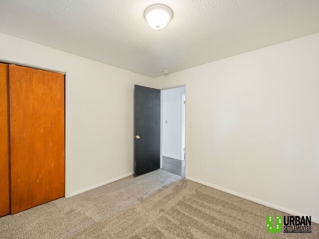 Building Photo - 2104 N Dale Ln