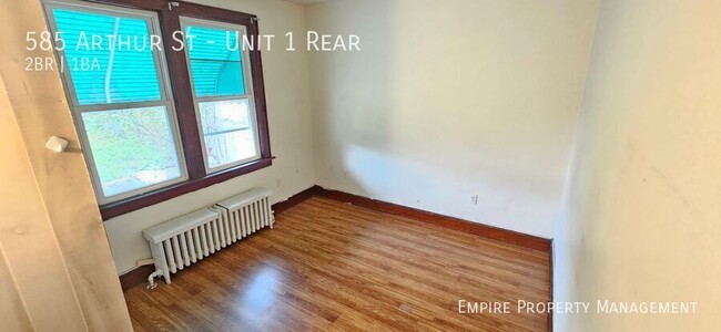 Building Photo - 2 Bedroom / 1 Bathroom Apartment in Hazleton!