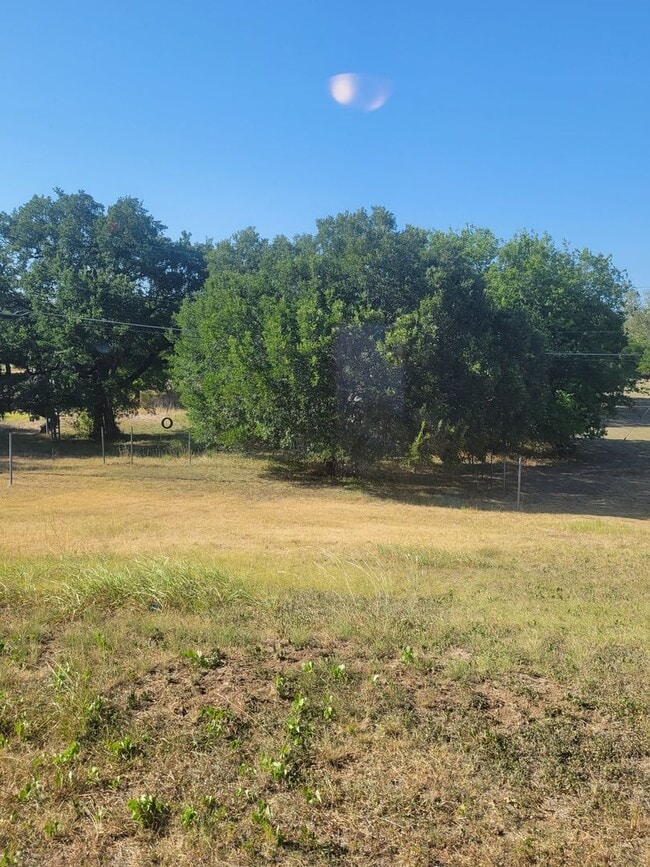 Building Photo - Spacious 3 Bedroom Available NOW!
