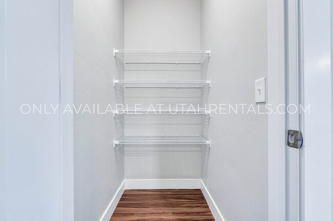 Building Photo - 13537 Commodus Dr