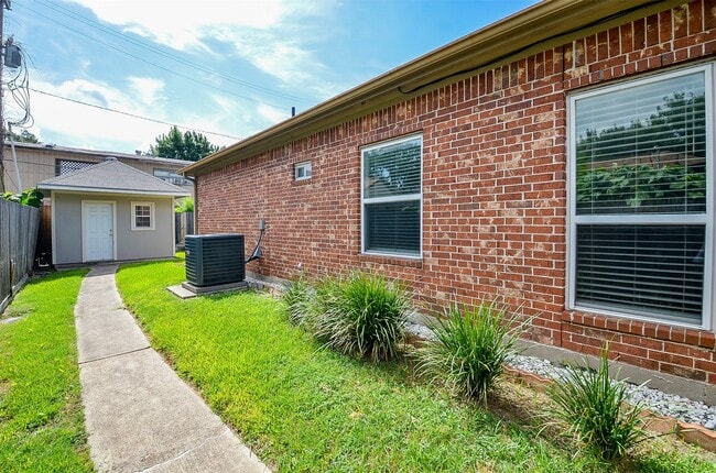 Building Photo - 1414 Southwick St