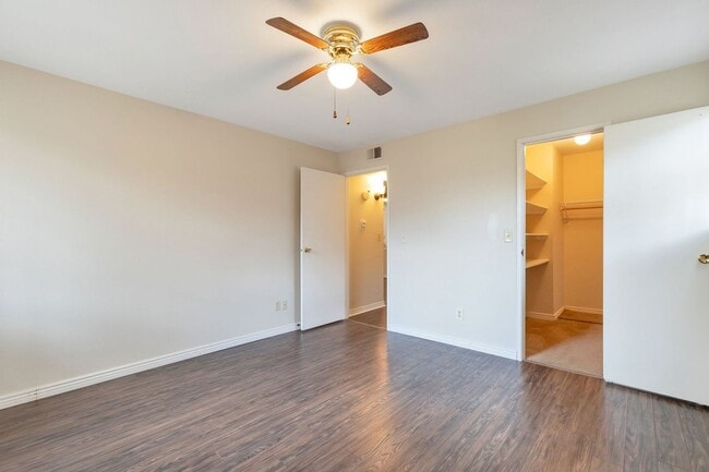 Building Photo - 1BR Condo • Fireplace • Balcony in Aurora