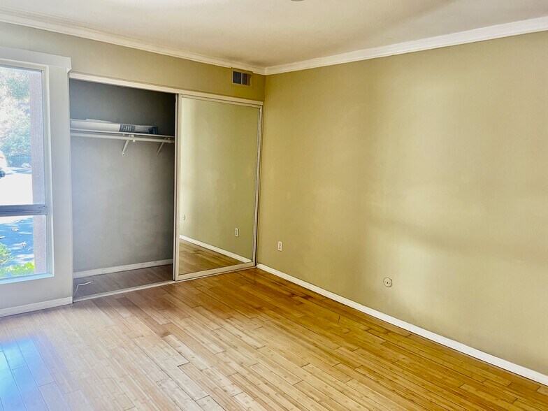 Building Photo - 1621 Hotel Cir S