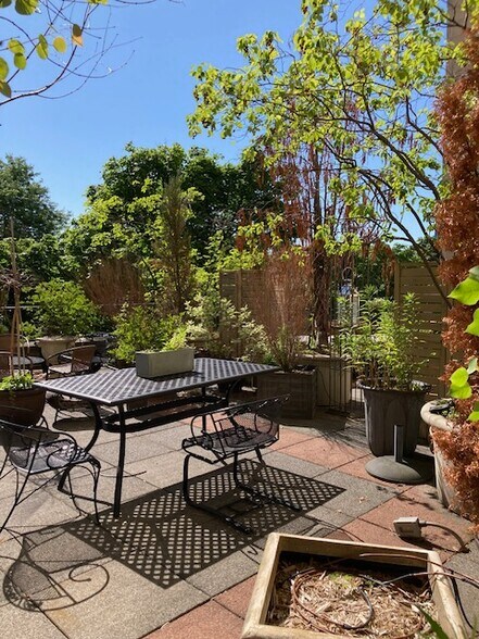 Private Terrace - 2000 N Lincoln Park W