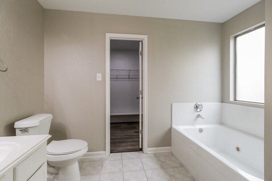 Building Photo - 15406 Hensen Creek Dr