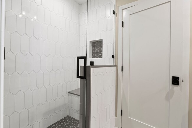 Building Photo - Hidden Gem in Newport Heights