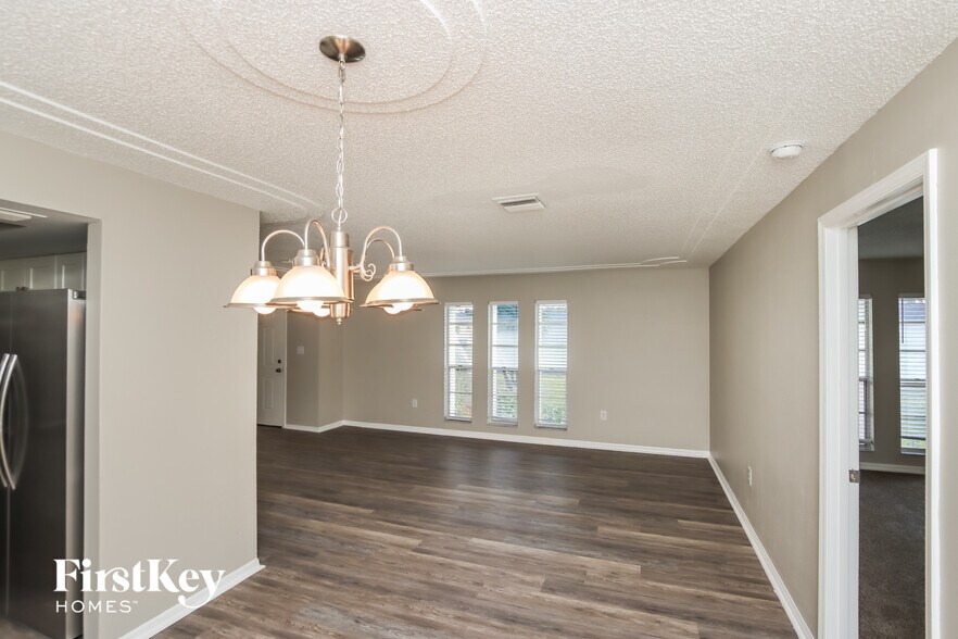 Building Photo - 2027 Beekman St NE