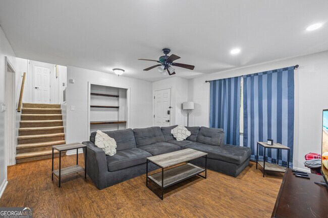 Building Photo - 527 University Cir