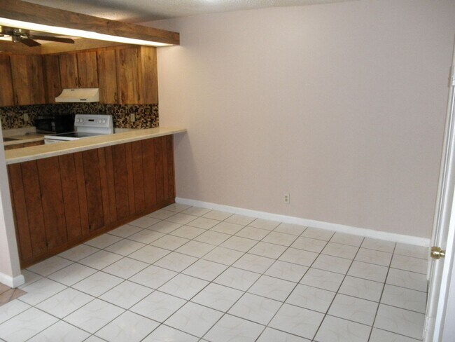 Building Photo - 571 Springdale Cir