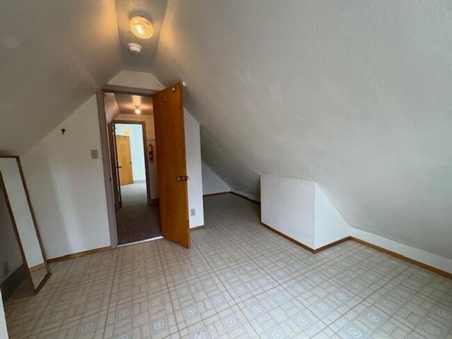 Building Photo - Arcata 3-Bedroom Victorian Apartment