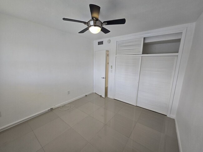 Building Photo - 2-Bed, 2-Bath Miami Condo in HOA Community – Pool, Laundry On-Site