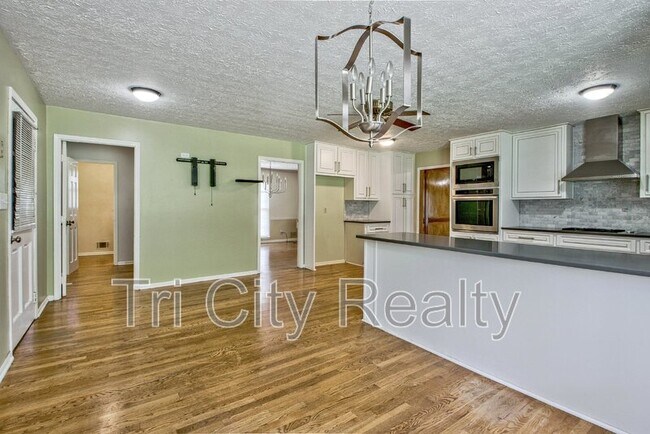Building Photo - 630 Hawthorne Pl