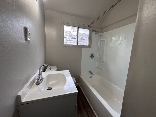 Building Photo - Charming 2-Bedroom Home in Ambridge – Convenient Location!