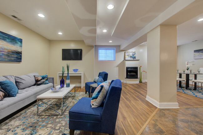 Building Photo - 5001 S King Dr