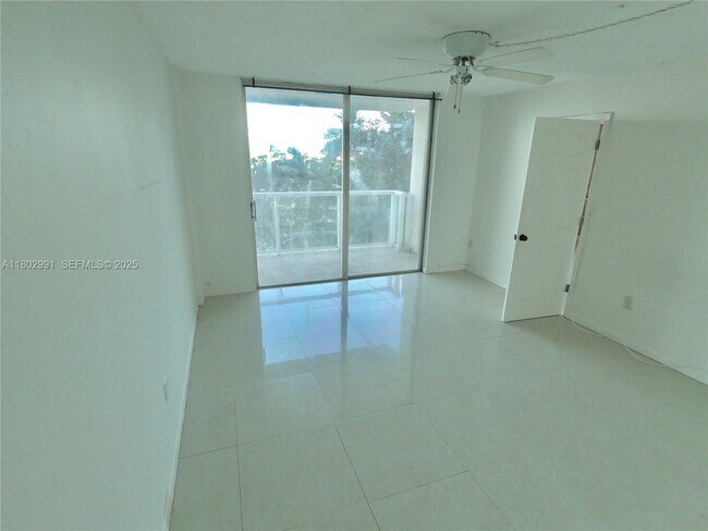 Building Photo - 1301 NE Miami Gardens Dr