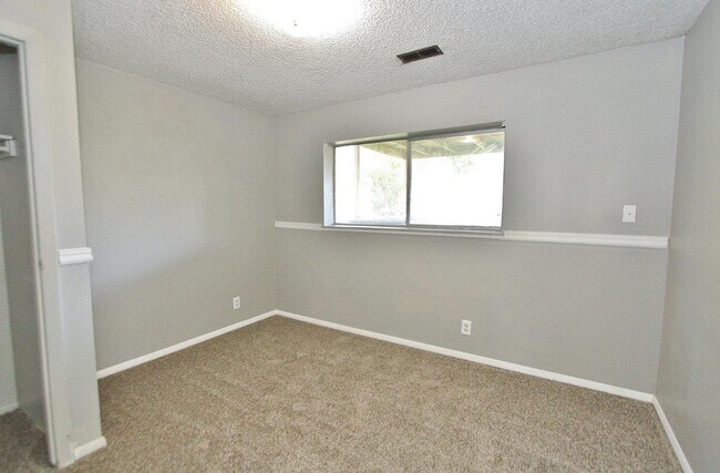 Building Photo - Spacious Home in Quiet Neighborhood