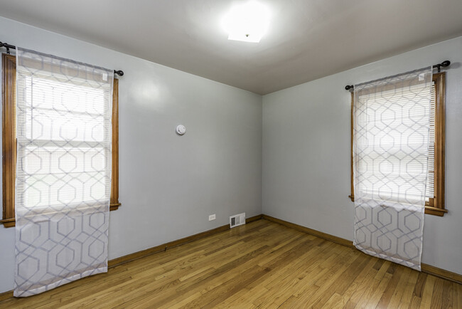 Building Photo - 342 N Lewis Ave
