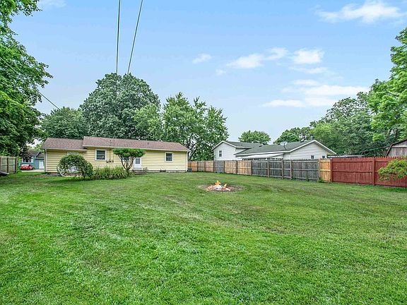 Building Photo - 30830 Lincoln Dr