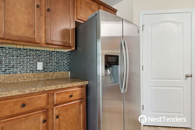 Building Photo - Four Bedroom Just Off Amelia Concourse!