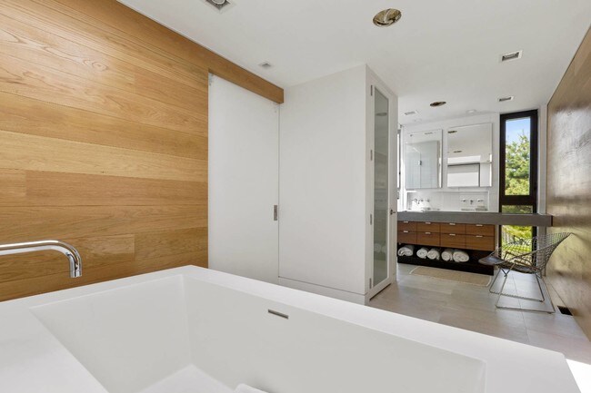 Building Photo - 507 Edge of Woods Rd