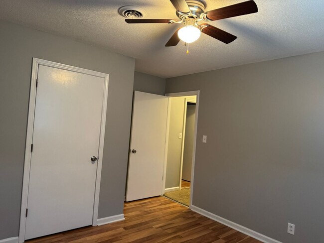 Building Photo - Centrally Located in St. B! 3 Bedrooms and 2.5 Baths! Fenced Backyard! Short term lease available!