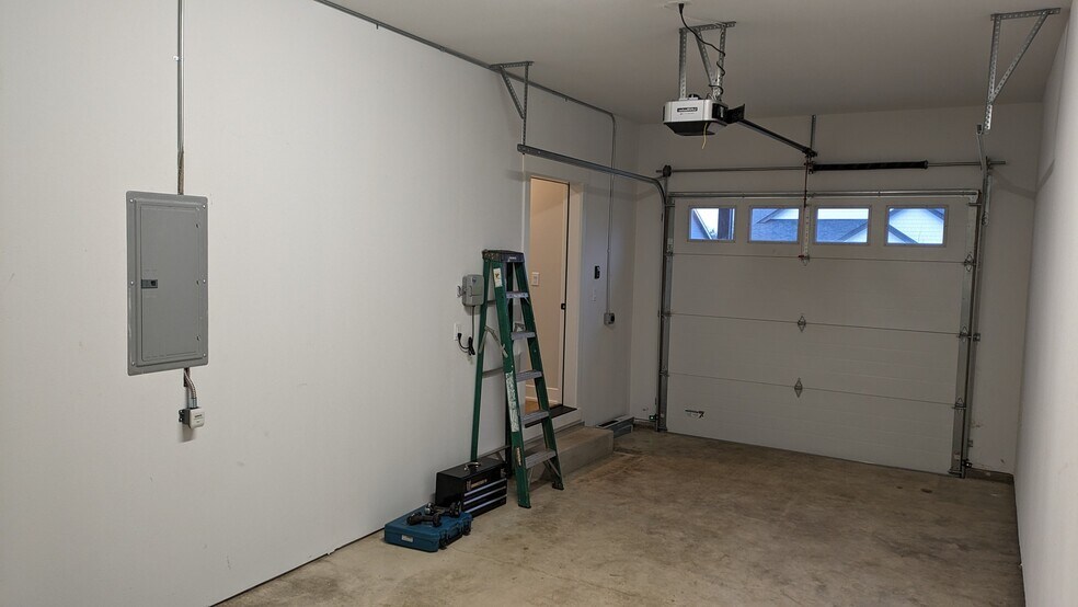 Garage - 643 NE Kerns Dr