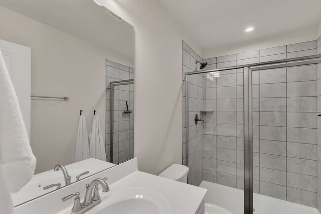 Building Photo - Beautiful Townhome!! Great Location!!