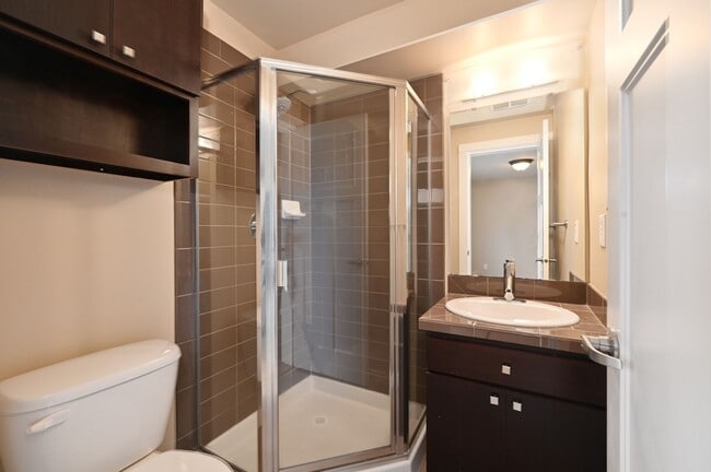 Building Photo - Modern & Spacious 2+ Bedroom/3.25 Bath Vie...