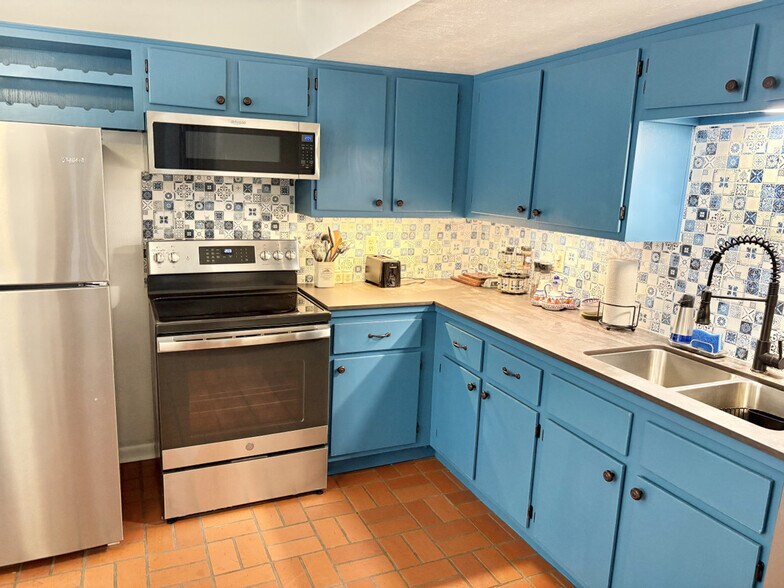 Building Photo - 941 Navidad St