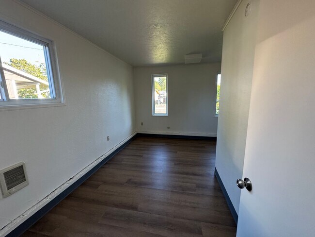 Building Photo - 3 Bedroom House in Waldport!