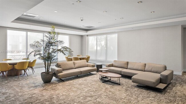 Building Photo - 1060 Brickell Ave