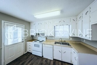 Building Photo - 3155 Sleepy Hollow Dr