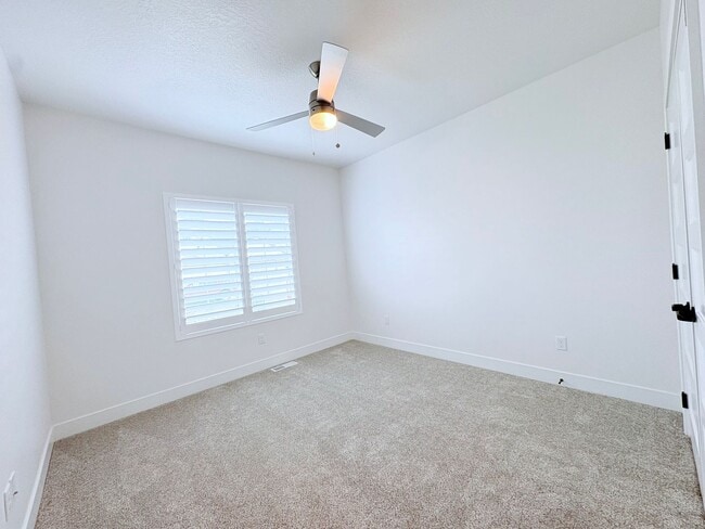 Building Photo - Six Bedroom House!! FREE: WiFi, Lawn care and Water softener!!