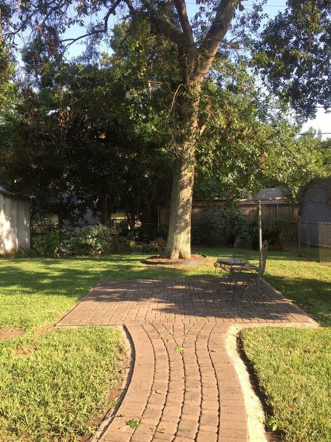 Building Photo - 2115 Gardenia Dr