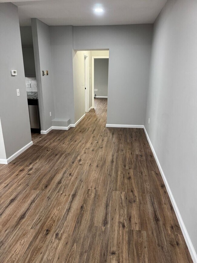 Building Photo - 1 bedroom, 1 bathroom downtown Hartford ct