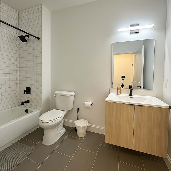 Building Photo - 2400 E Huntingdon St