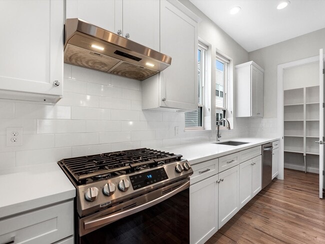 Building Photo - 2727 Clinton Dr