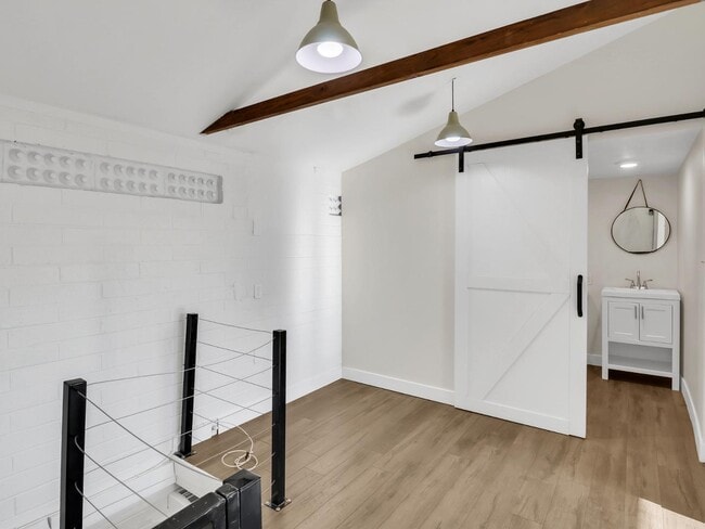 Building Photo - 544 W 17th Pl