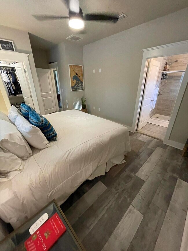 Building Photo - 105 1st St