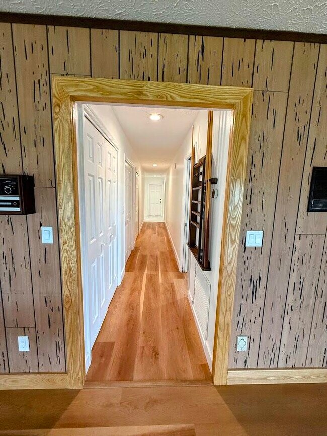 Building Photo - 465 SE Naranja Ave