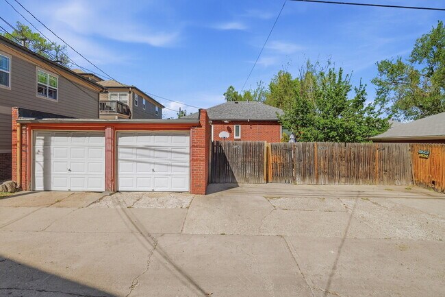 Building Photo - $2,895.95, 3-bed, 2-bath duplex in Denver with a washer and dryer and $300 off the first month's ...