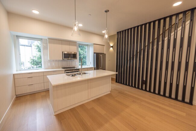 Building Photo - Riverside Townhomes - Waterfront Living in...