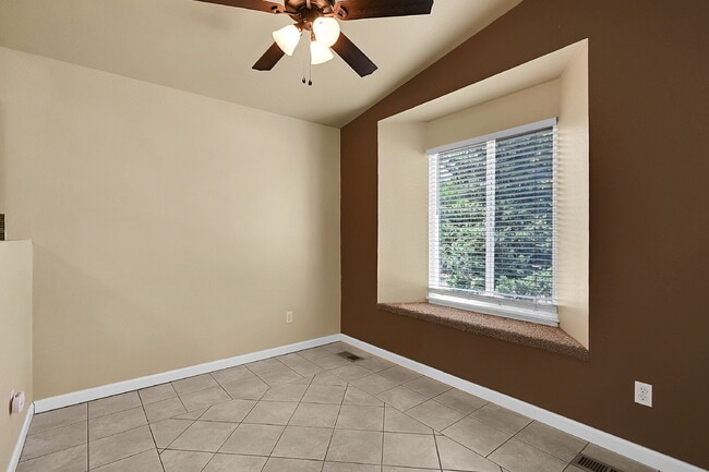 Building Photo - $2,095, 3 bed, 2 bath, located in Colorado...