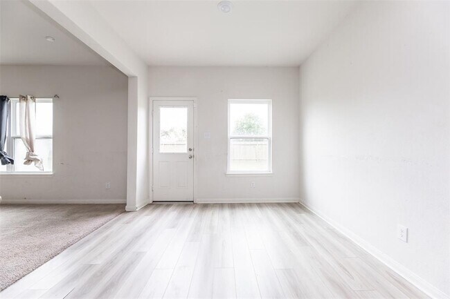 Building Photo - 541 Amberwood Pk Dr