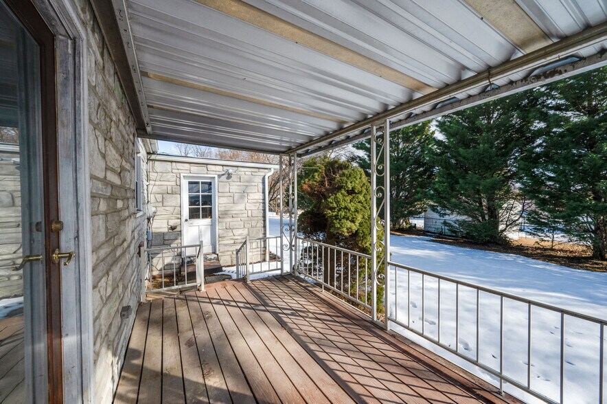 Building Photo - 7 Helen Ln