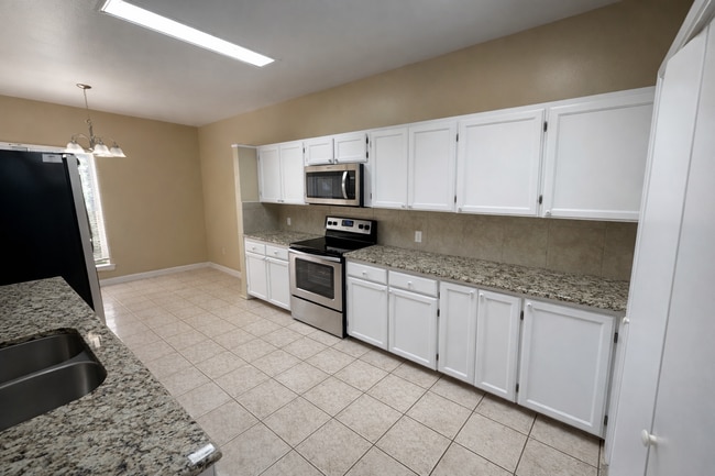 Building Photo - AVAILABLE NOW!